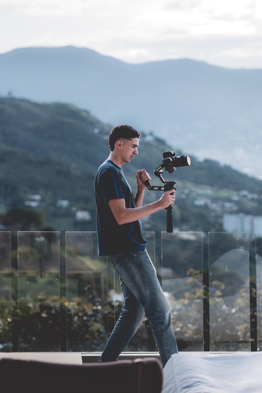 Mateo Escobar grabando en Cerro Vento, Medellín